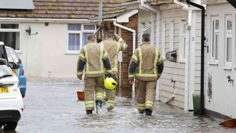 El tiempo en el Reino Unido: advertencias de inundaciones mientras Gran Bretaña es azotada por fuertes lluvias