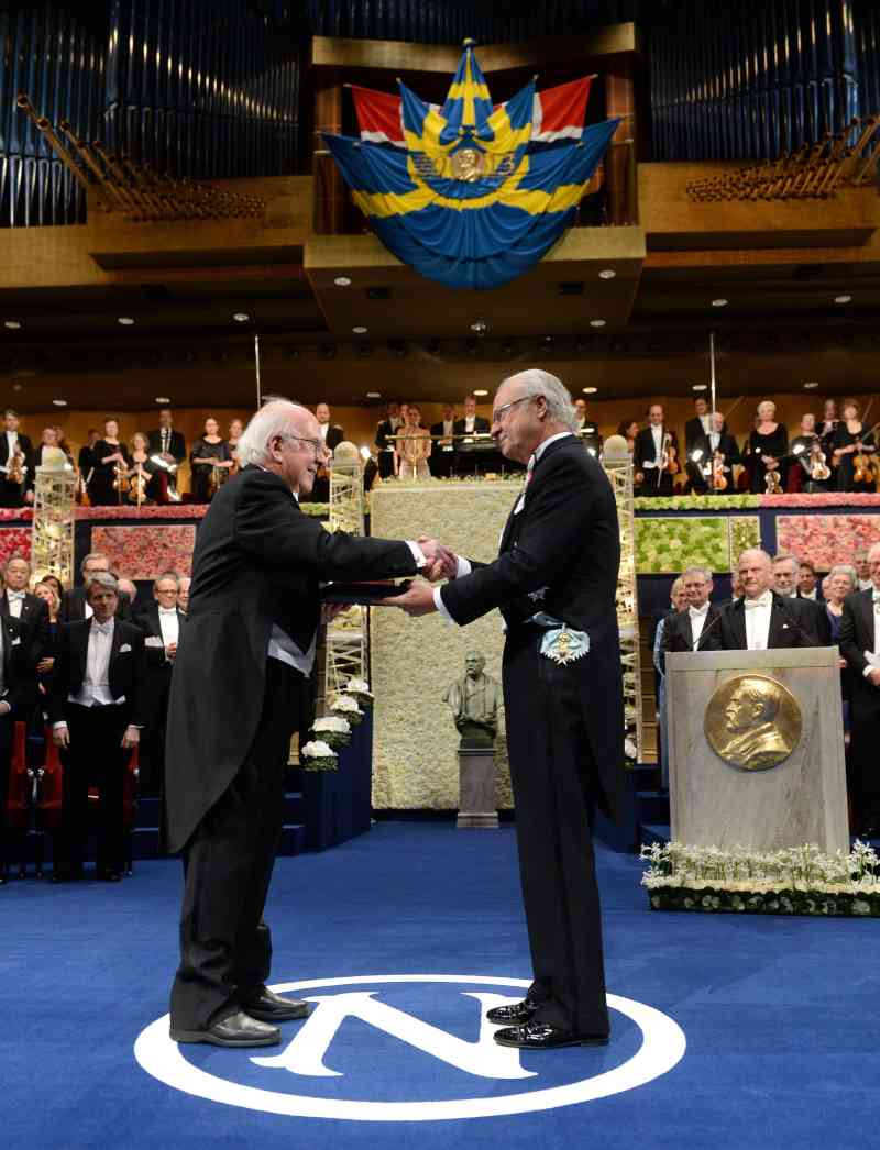 Higgs recibe el premio Nobel de física 2013 del rey Carl Gustaf de Suecia, 2013