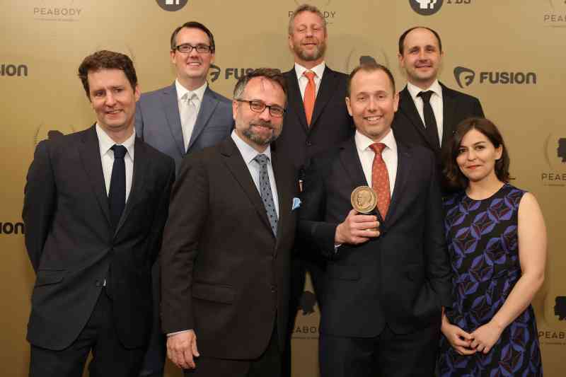 Uri Berliner, cuarto desde la izquierda, con colegas de NPR en una ceremonia de premios en 2017, cree que la red se ha inclinado hacia la izquierda